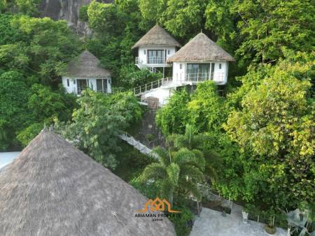 Balinese Bliss: Seaside Mountain Villa with a View