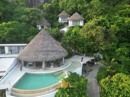 Balinese Bliss: Seaside Mountain Villa with a View