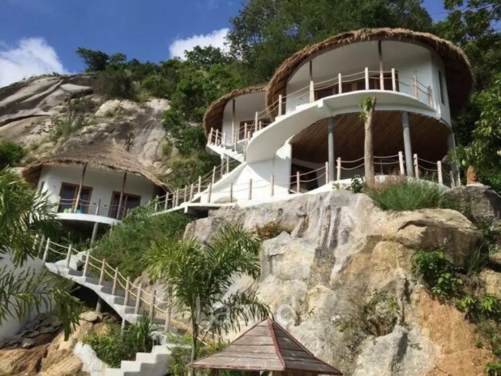 Balinese Bliss: Seaside Mountain Villa with a View
