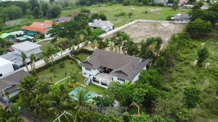 Luxury 3 Bedroom Pool Villa on Large Land Plot
