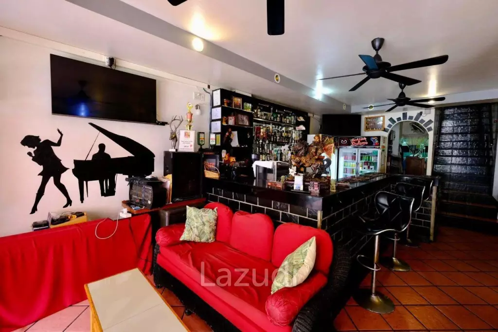 Prime Location: Restaurant Business with 12 Guest Rooms in Cha Am