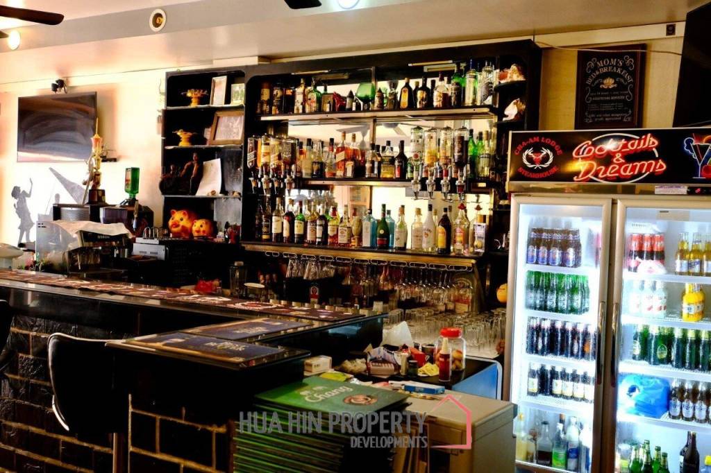 Prime Location: Restaurant Business with 12 Guest Rooms in Cha Am