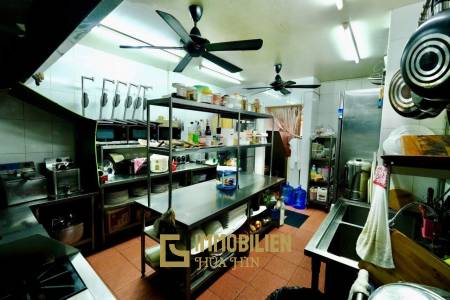 Prime Location: Restaurant Business with 12 Guest Rooms in Cha Am