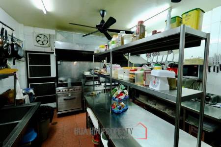 Prime Location: Restaurant Business with 12 Guest Rooms in Cha Am