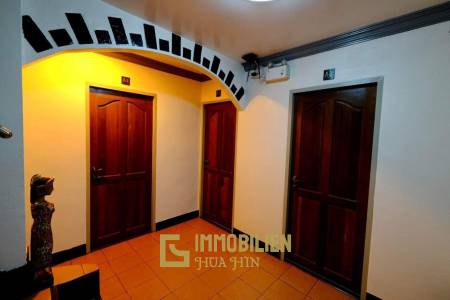 Prime Location: Restaurant Business with 12 Guest Rooms in Cha Am