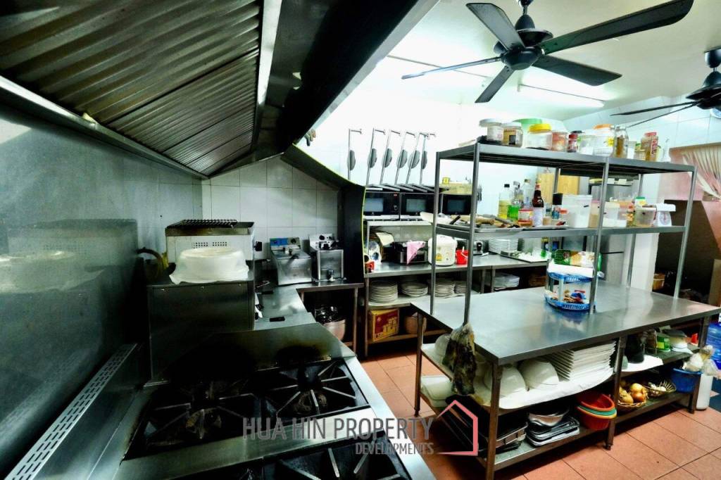 Prime Location: Restaurant Business with 12 Guest Rooms in Cha Am