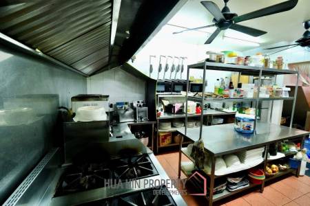 Prime Location: Restaurant Business with 12 Guest Rooms in Cha Am