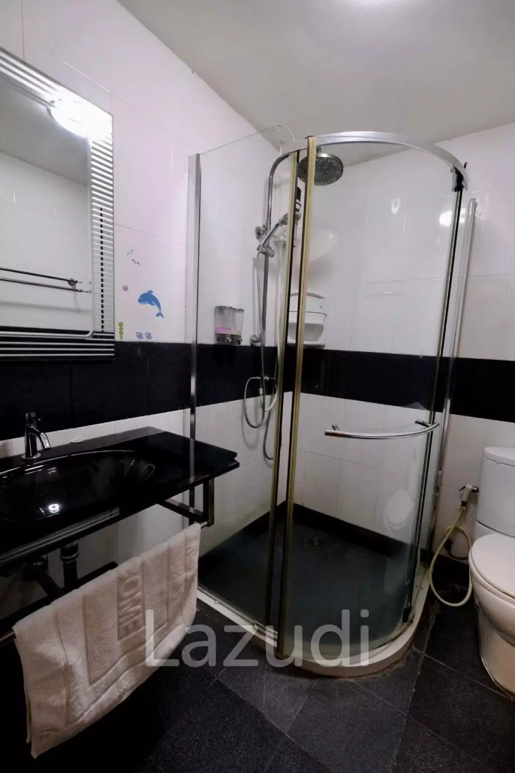 Prime Location: Restaurant Business with 12 Guest Rooms in Cha Am
