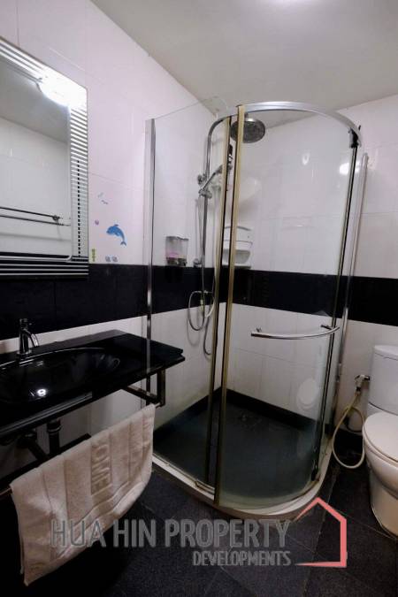 Prime Location: Restaurant Business with 12 Guest Rooms in Cha Am
