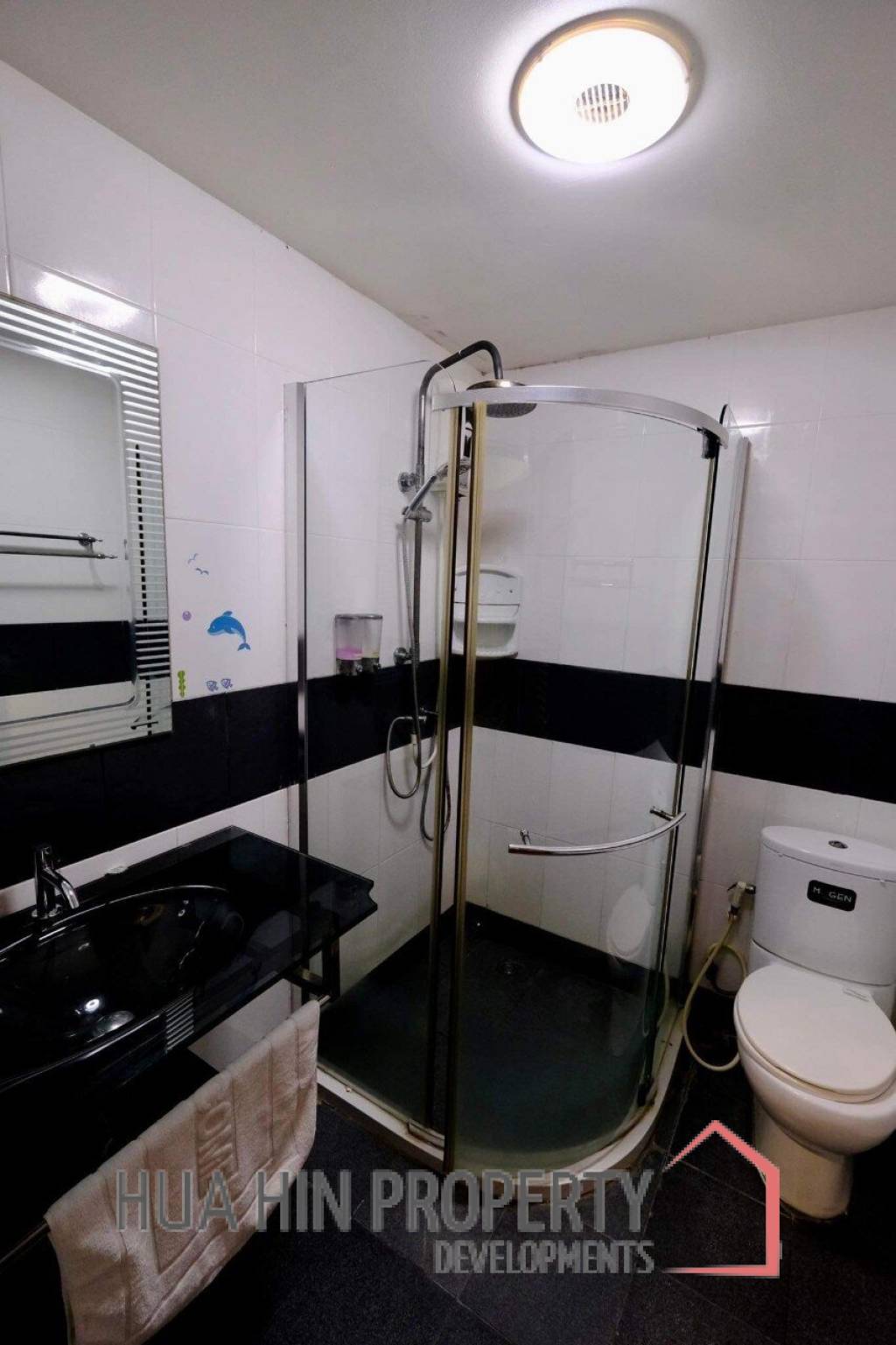 Prime Location: Restaurant Business with 12 Guest Rooms in Cha Am