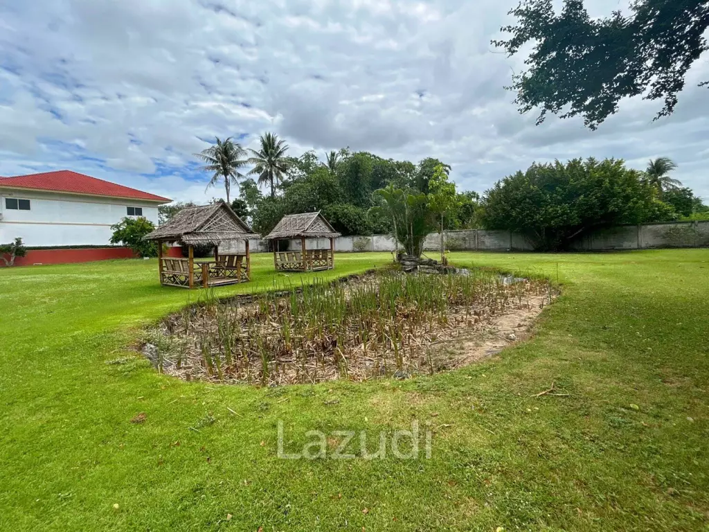 Cha Am Resort with 6 Apartment and 10 Townhouse on 7 Rai of Land