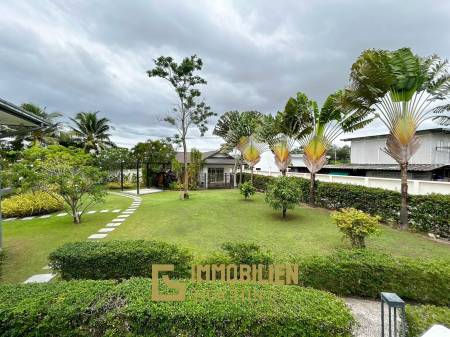 Luxuriöse 4 Schlafzimmer Pool Villa auf einem großen Grundstück