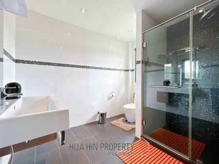 Luxury 4 Bedroom Pool Villa on Large Land Plot