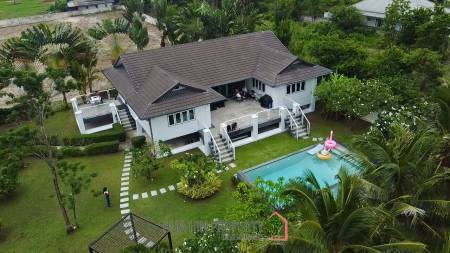 Luxury 4 Bedroom Pool Villa on Large Land Plot