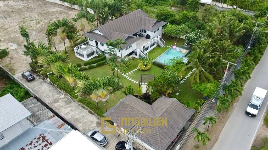 Luxury 4 Bedroom Pool Villa on Large Land Plot