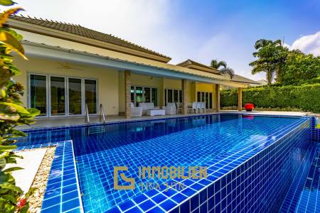 Black Mountain Golf Platz: 3 Schlafzimmer Luxus Pool Villa mit atemberaubender Aussicht
