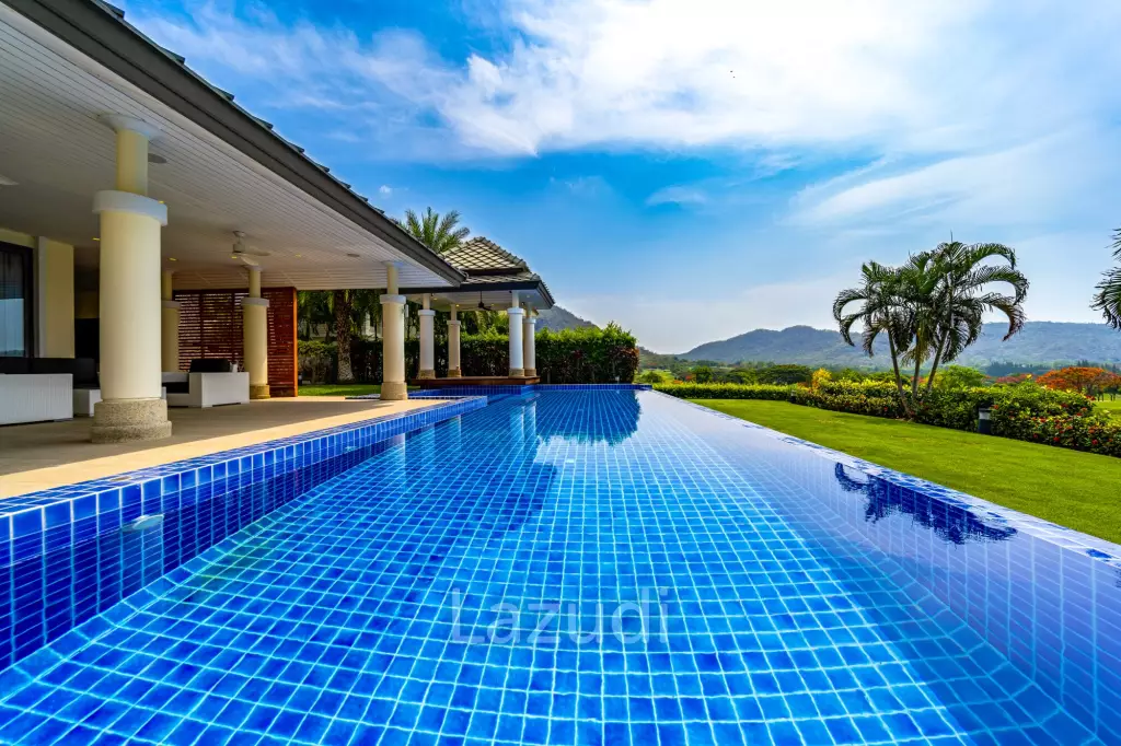 Black Mountain Golf Course: 5 Bedroom Luxury Mansion