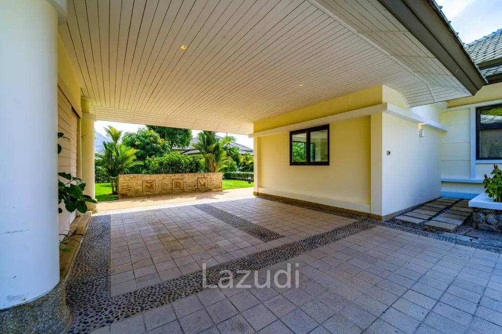 Black Mountain Golf Course: 5 Bedroom Luxury Mansion