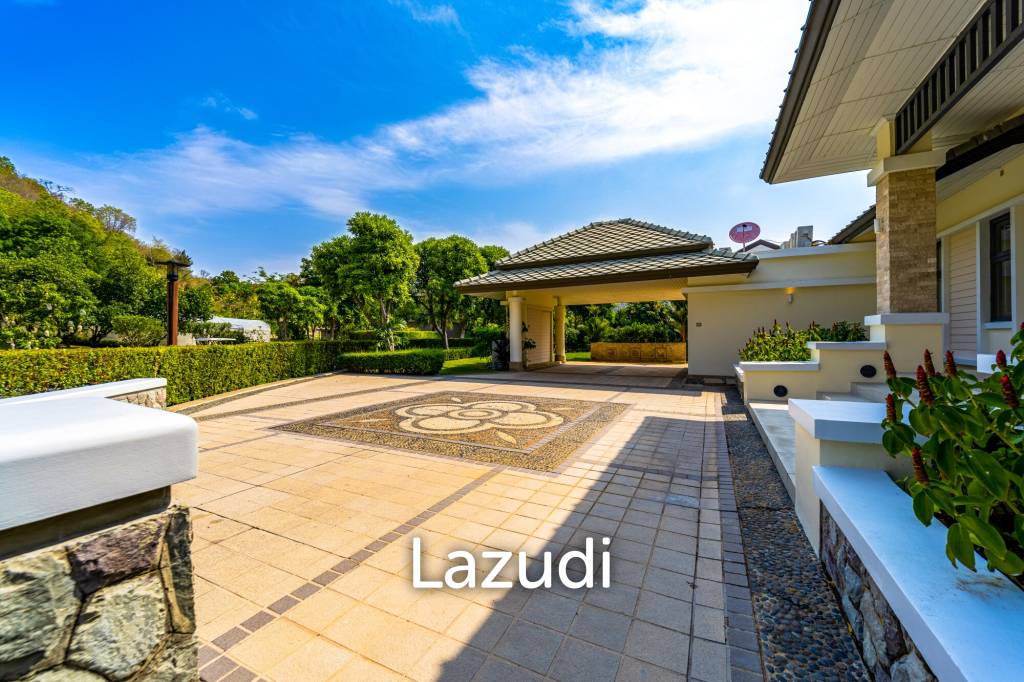 Black Mountain Golf Course: 5 Bedroom Luxury Mansion