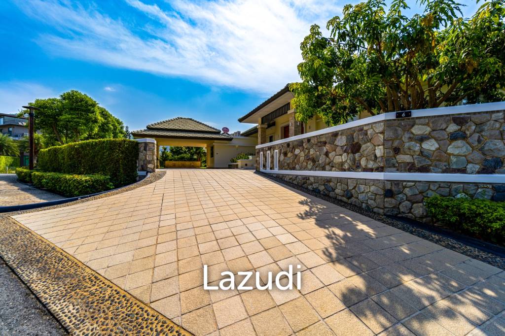 Black Mountain Golf Course: 5 Bedroom Luxury Mansion
