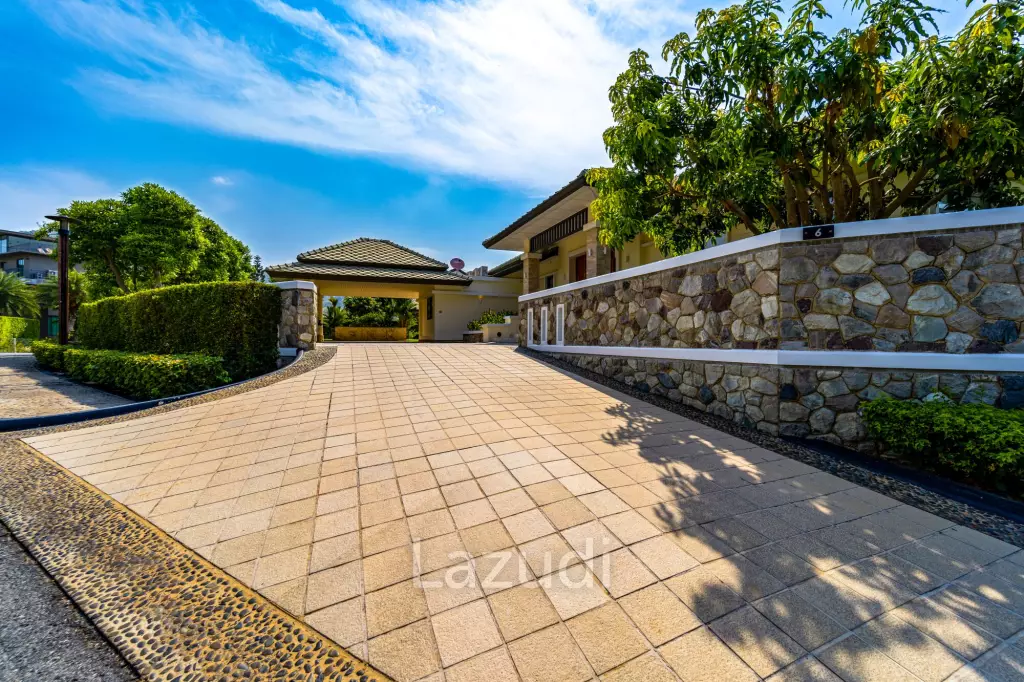 Black Mountain Golf Course: 5 Bedroom Luxury Mansion
