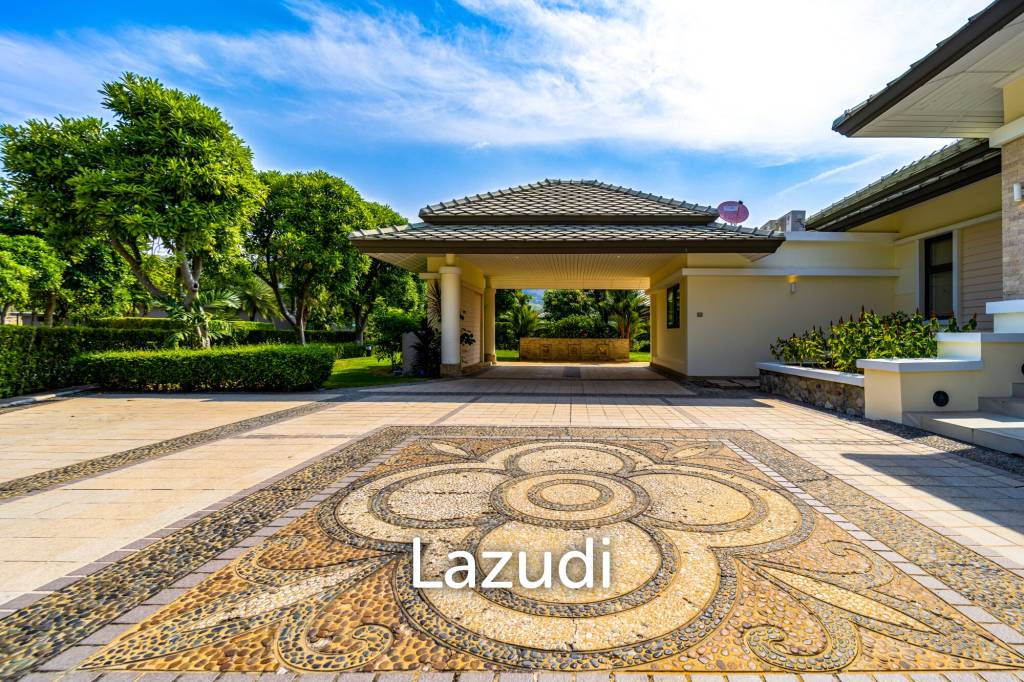 Black Mountain Golf Course: 5 Bedroom Luxury Mansion