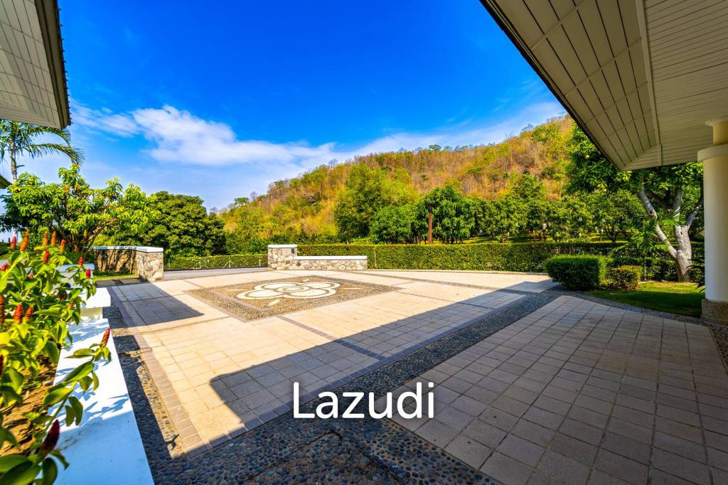 Black Mountain Golf Course: 5 Bedroom Luxury Mansion