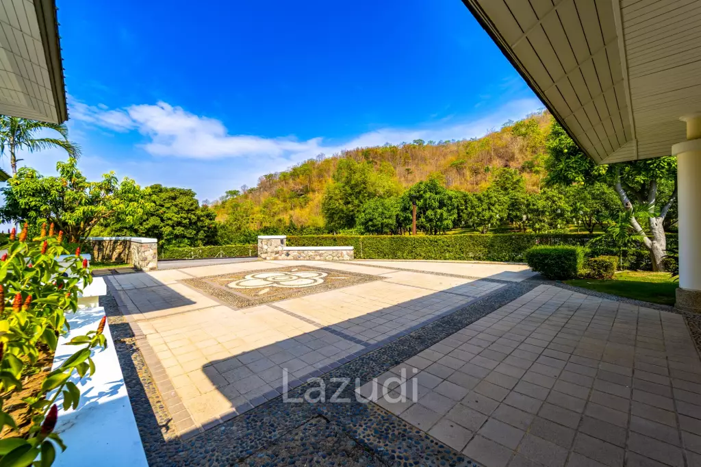 Black Mountain Golf Course: 5 Bedroom Luxury Mansion