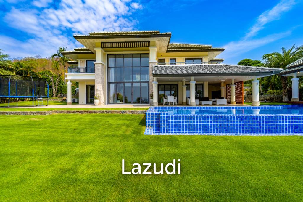 Black Mountain Golf Course: 5 Bedroom Luxury Mansion