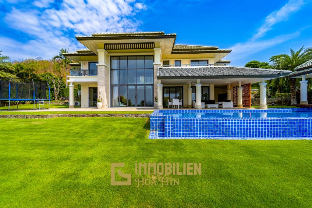 Black Mountain Golf Course : 5 Bedroom Luxury Mansion