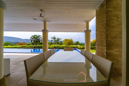 Black Mountain Golf Course : 5 Bedroom Luxury Mansion