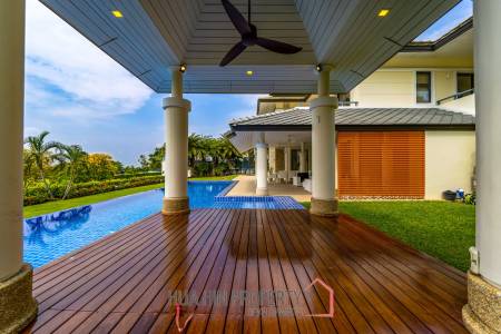 Black Mountain Golf Course : 5 Bedroom Luxury Mansion