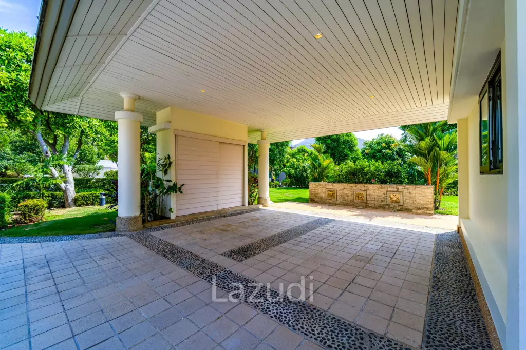 Black Mountain Golf Course: 5 Bedroom Luxury Mansion