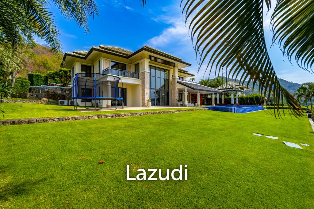 Black Mountain Golf Course: 5 Bedroom Luxury Mansion