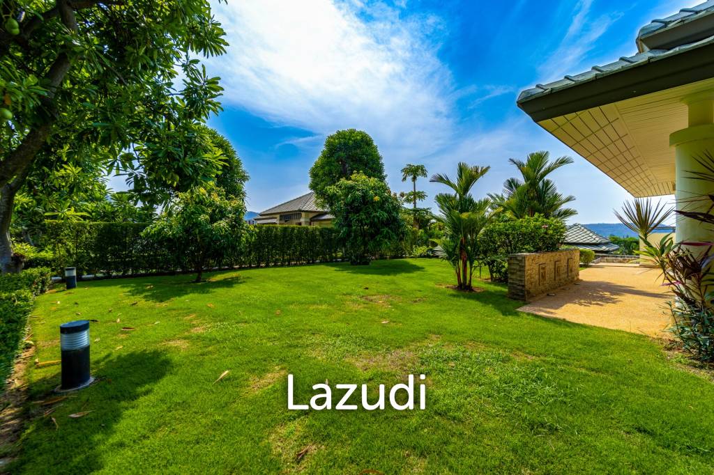 Black Mountain Golf Course: 5 Bedroom Luxury Mansion