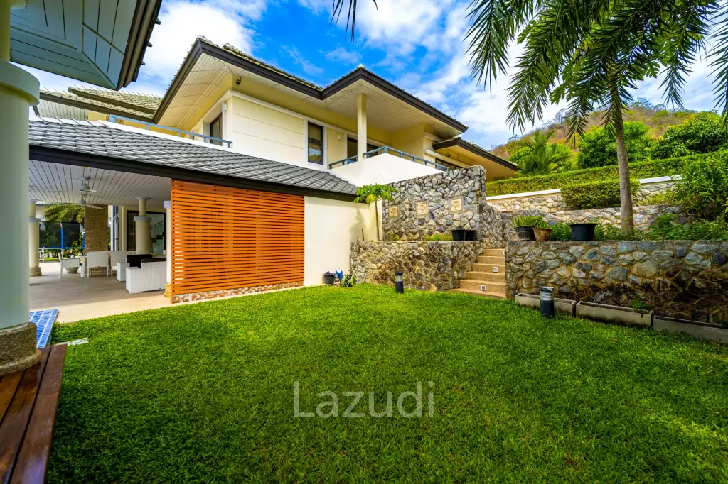 Black Mountain Golf Course: 5 Bedroom Luxury Mansion