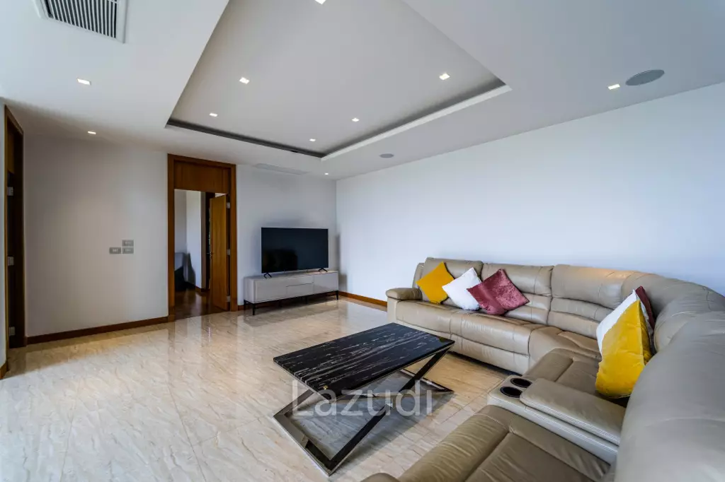 Black Mountain Golf Course: 5 Bedroom Luxury Mansion