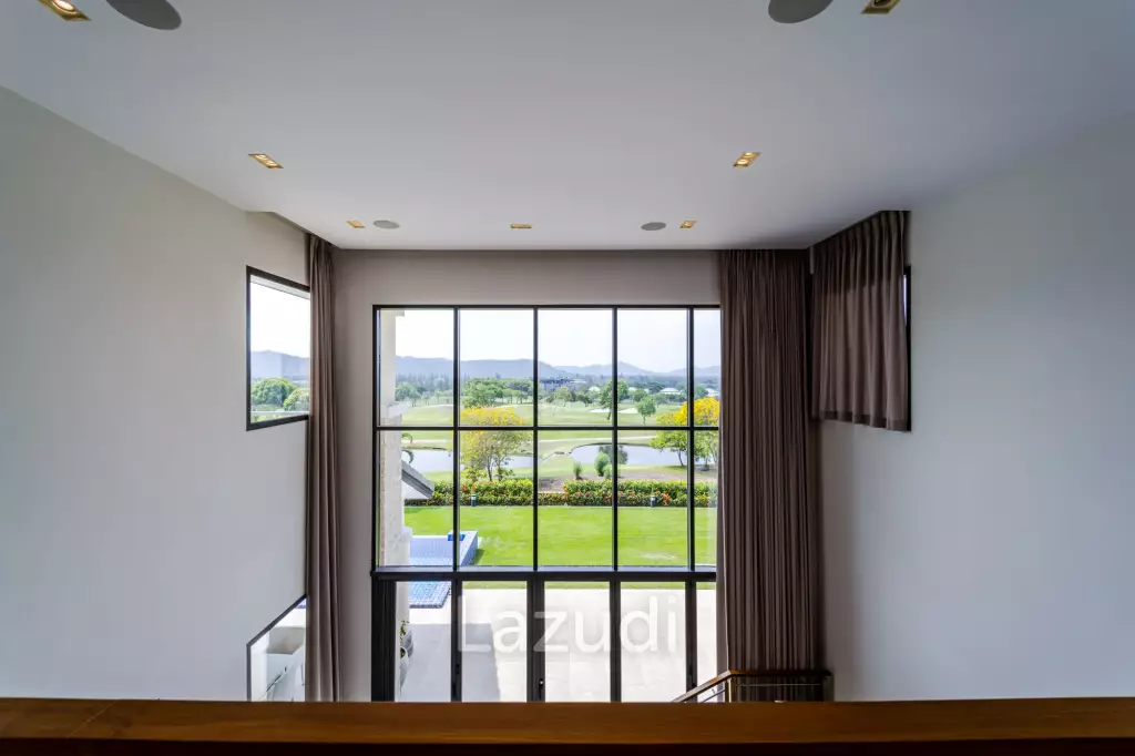Black Mountain Golf Course: 5 Bedroom Luxury Mansion