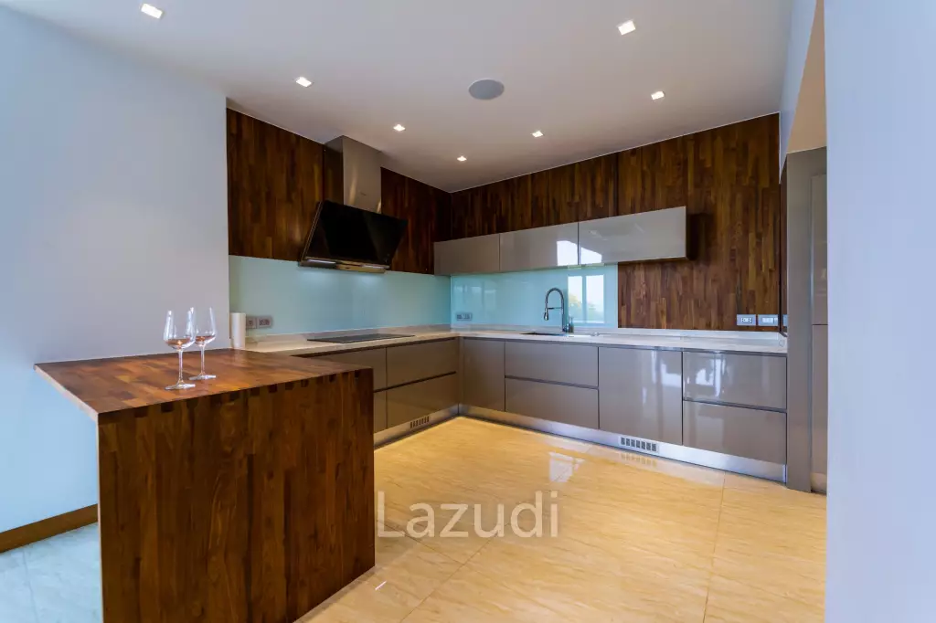 Black Mountain Golf Course: 5 Bedroom Luxury Mansion