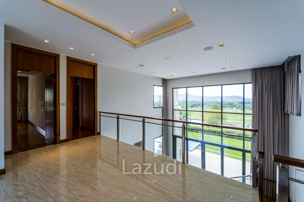 Black Mountain Golf Course: 5 Bedroom Luxury Mansion
