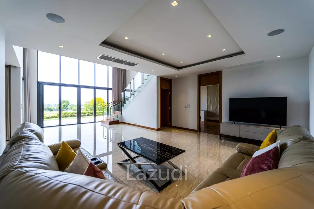 Black Mountain Golf Course: 5 Bedroom Luxury Mansion