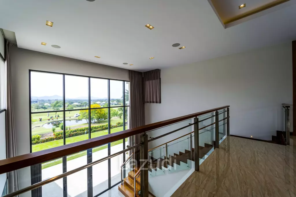 Black Mountain Golf Course: 5 Bedroom Luxury Mansion