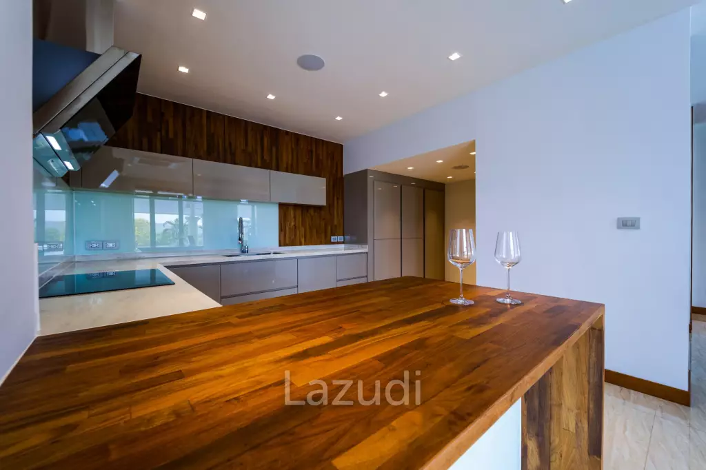Black Mountain Golf Course: 5 Bedroom Luxury Mansion