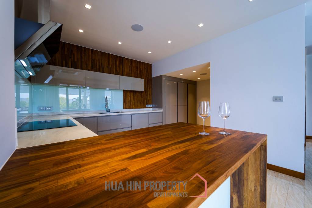 Black Mountain Golf Course : 5 Bedroom Luxury Mansion