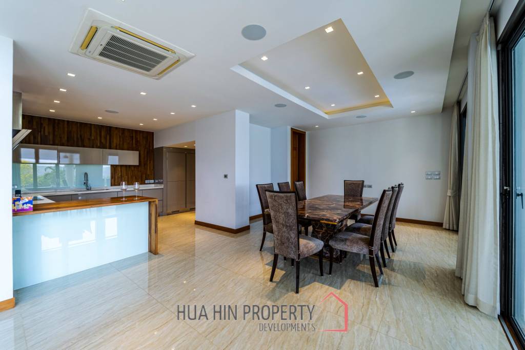 Black Mountain Golf Course : 5 Bedroom Luxury Mansion