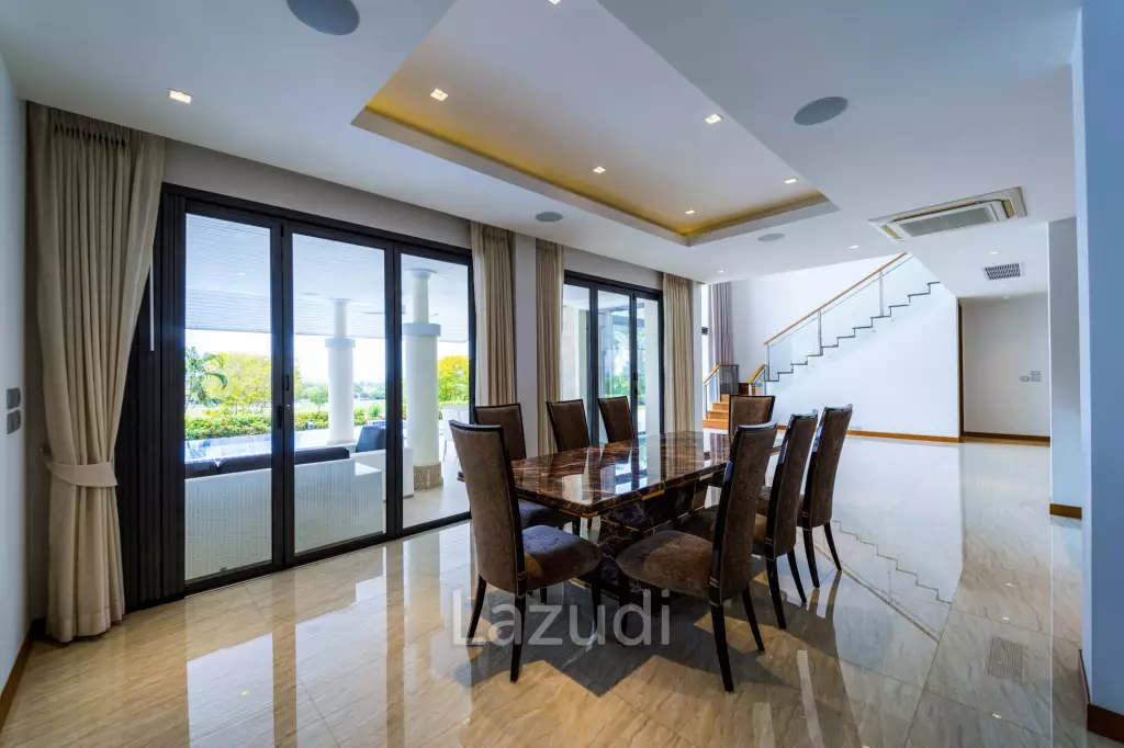 Black Mountain Golf Course: 5 Bedroom Luxury Mansion