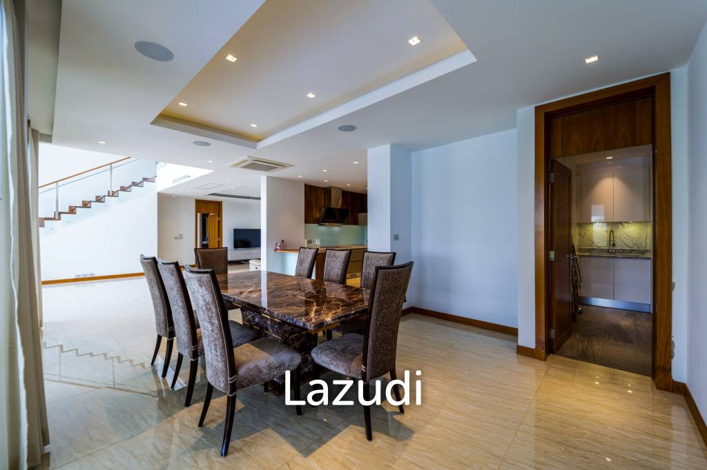 Black Mountain Golf Course: 5 Bedroom Luxury Mansion