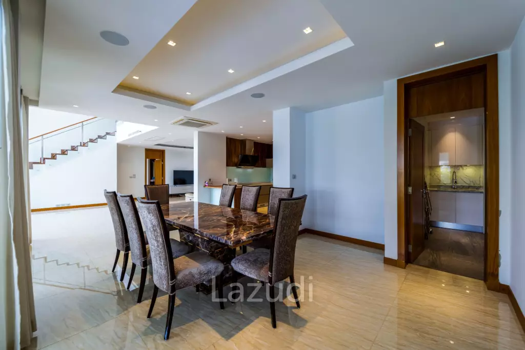 Black Mountain Golf Course: 5 Bedroom Luxury Mansion