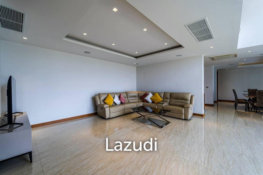 Black Mountain Golf Course: 5 Bedroom Luxury Mansion