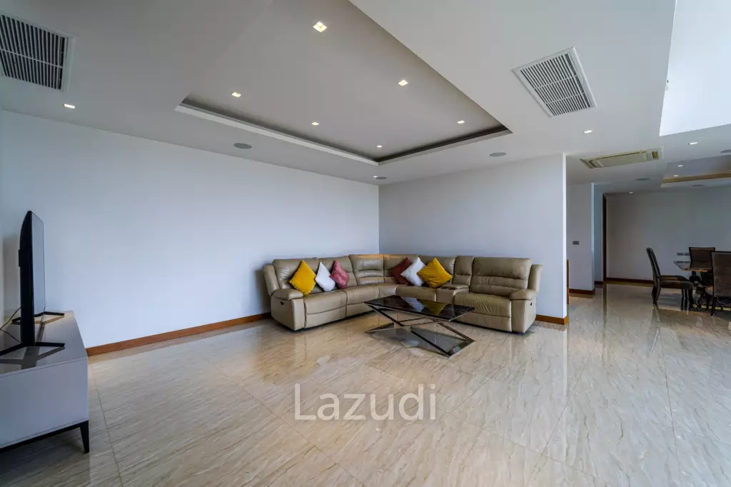 Black Mountain Golf Course: 5 Bedroom Luxury Mansion